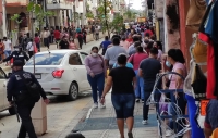 Yucatecos desoyen llamado de no salir de casa; abarrotan calles por compras navide&ntilde;as