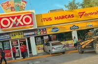 Autom&oacute;vil choca contra Oxxo