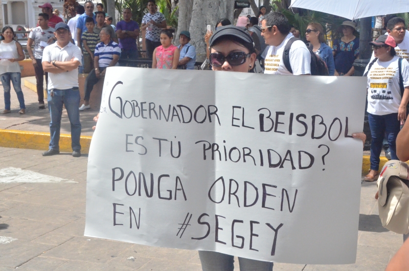 Maestros “reprueban“ a Víctor Caballero