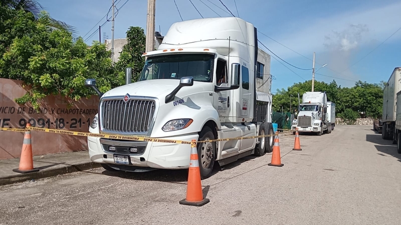 Hallan a hombre sin vida en tractocamión