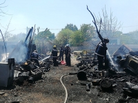 Dos pavos mueren en incendio de bodega