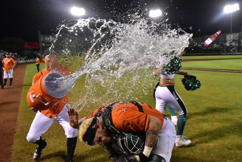 Leones blanquea a Sultanes en la serie del rey