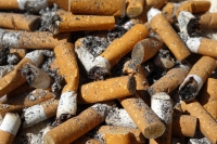 Colillas de cigarro, m&aacute;s contaminantes que los popotes