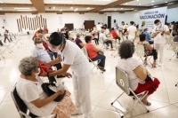 Vacunaci&oacute;n de adultos mayores avanza sin contratiempos: Vila