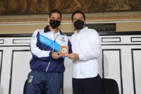 Nadador Carlos Franco recibe el Premio Estatal del Deporte