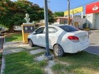 Autom&oacute;vil choca contra el busto de Miguel Canto