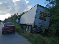 Trailer sufre siniestro vial en el Perif&eacute;rico de M&eacute;rida
