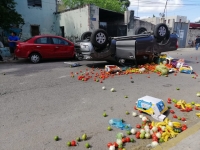 Camioneta con vegetales choca y se vuelva en centro de M&eacute;rida