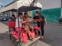 Vida G&oacute;mez encabeza volanteo y pegado de calcas en Hunucm&aacute;