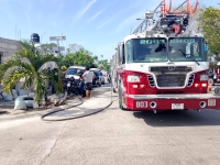 Camioneta arde en Um&aacute;n
