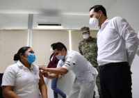 Supervisa gobernador vacunaci&oacute;n contra coronavirus en Tekax
