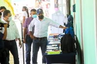 Supervisa Vila Dosal entrega paquetes de &uacute;tiles escolares
