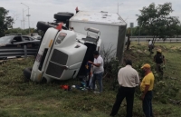 Vuelca cami&oacute;n con agroqu&iacute;micos en el Perif&eacute;rico de M&eacute;rida