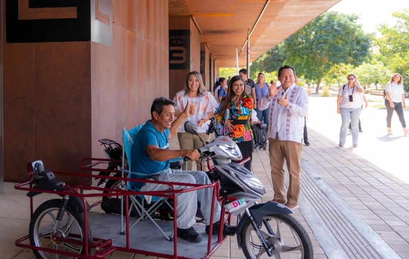 Entregan apoyos a personas con discapacidad en Yucatán