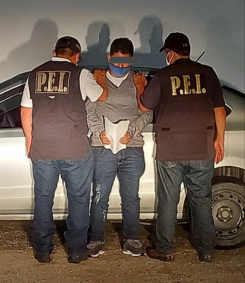 Arrestan a sujeto por robo violento en gasolinera