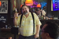 Entre chelas y botana “Pacho Cachondo“ apoya legalización de la marihuana