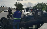 Vuelca su auto en Kanas&iacute;n y lo deja abandonado