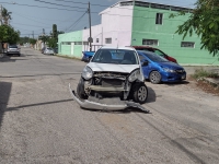 Siniestro vial en Fraccionamiento Yucaltep&eacute;n deja da&ntilde;os materiales
