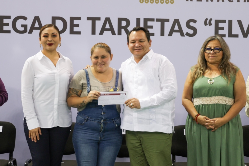 Gobernador continúa con la entrega de tarjetas "Elvia Carrillo Puerto"