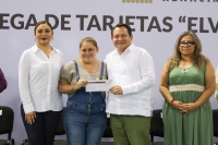 Gobernador continúa con la entrega de tarjetas "Elvia Carrillo Puerto"