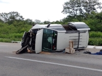 Volcadura en la M&eacute;rida-Acanceh deja seis lesionados