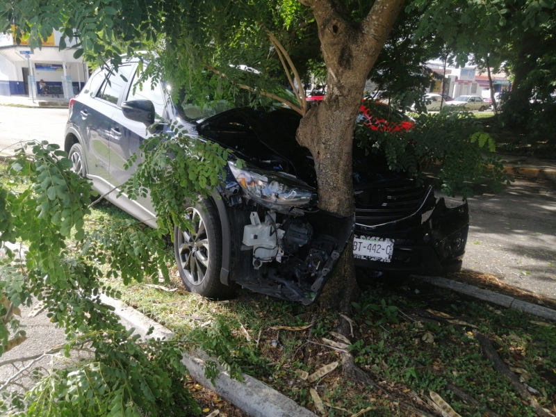 Conductor no respeta el alto y choca en Pensiones