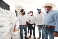 Vila Dosal entrega apoyos en Tizim&iacute;n a productores afectados por "Grace"