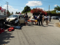 Choque manda politramautizada a mujer al hospital