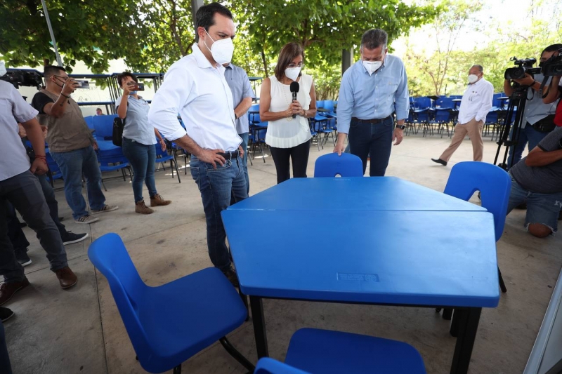 Continúa entrega de mobiliario a escuelas de nivel básico