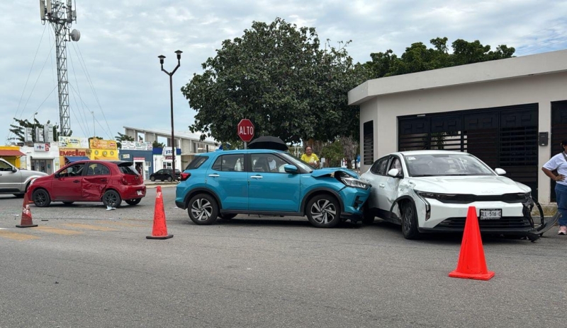 Choque múltiple deja daños materiales