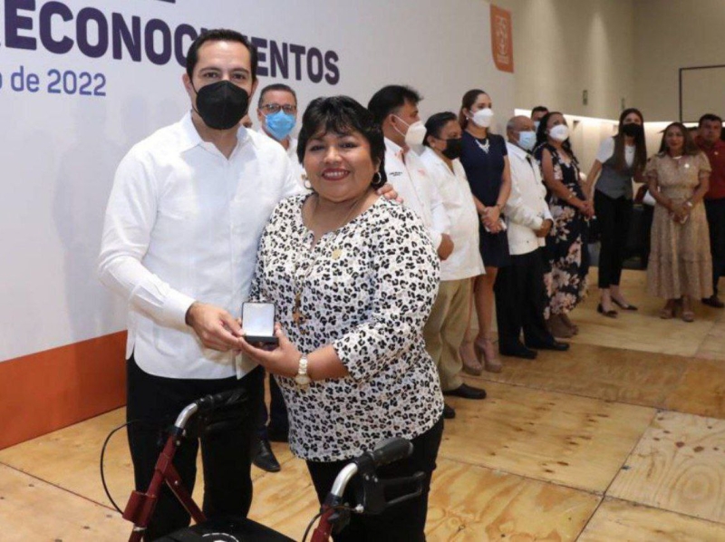 Vila entrega medallas y estímulos económicos a docentes con 50, 40 y 30 años de trayectoria