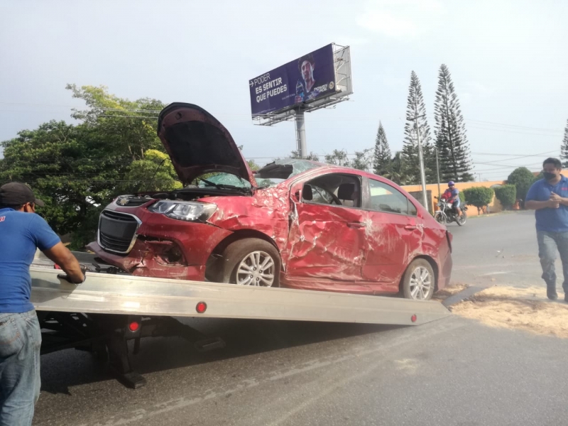 “Pestañea” y se vuelca en el periférico de Mérida