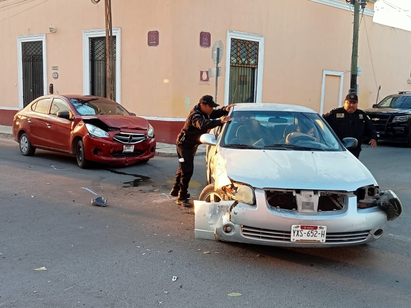 Choque en el centro deja daños materiales