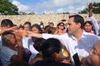 Reparte Mauricio Vila comida chatarra tras acto p&uacute;blico