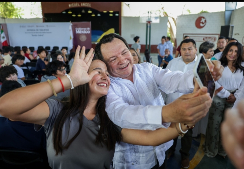 "Huacho" entrega tarjetas de beca a estudiantes