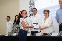 Otorgan becas econ&oacute;micas a estudiantes de la UADY