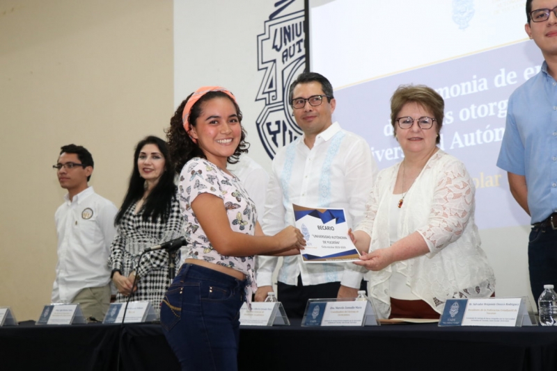 Otorgan becas económicas a estudiantes de la UADY