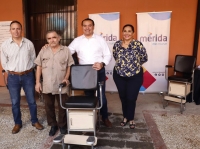 Entrega Ren&aacute;n Barrera apoyos a boleros para impulsar su desarrollo